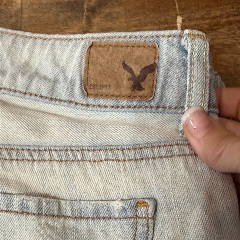 AMERICAN EAGLE Boy Crop Button-Fly Light-Wash Distressed Jeans Size 4 - Picture 5 of 12